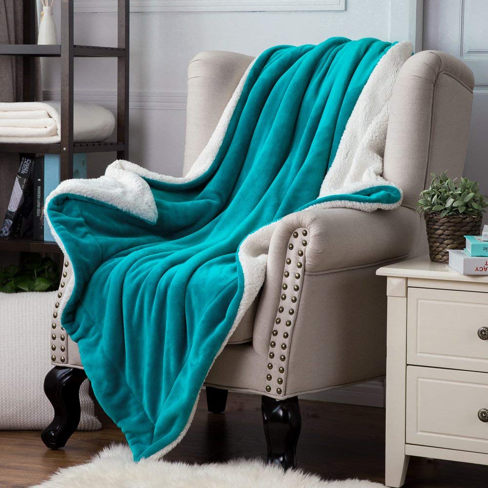 15 Super Comfy Blankets That Will Keep You Warm And Cozy. These are all the best blankets and throws! Cozy | Fleece | Knitted | Throw | Fuzzy | Knitted blankets. 