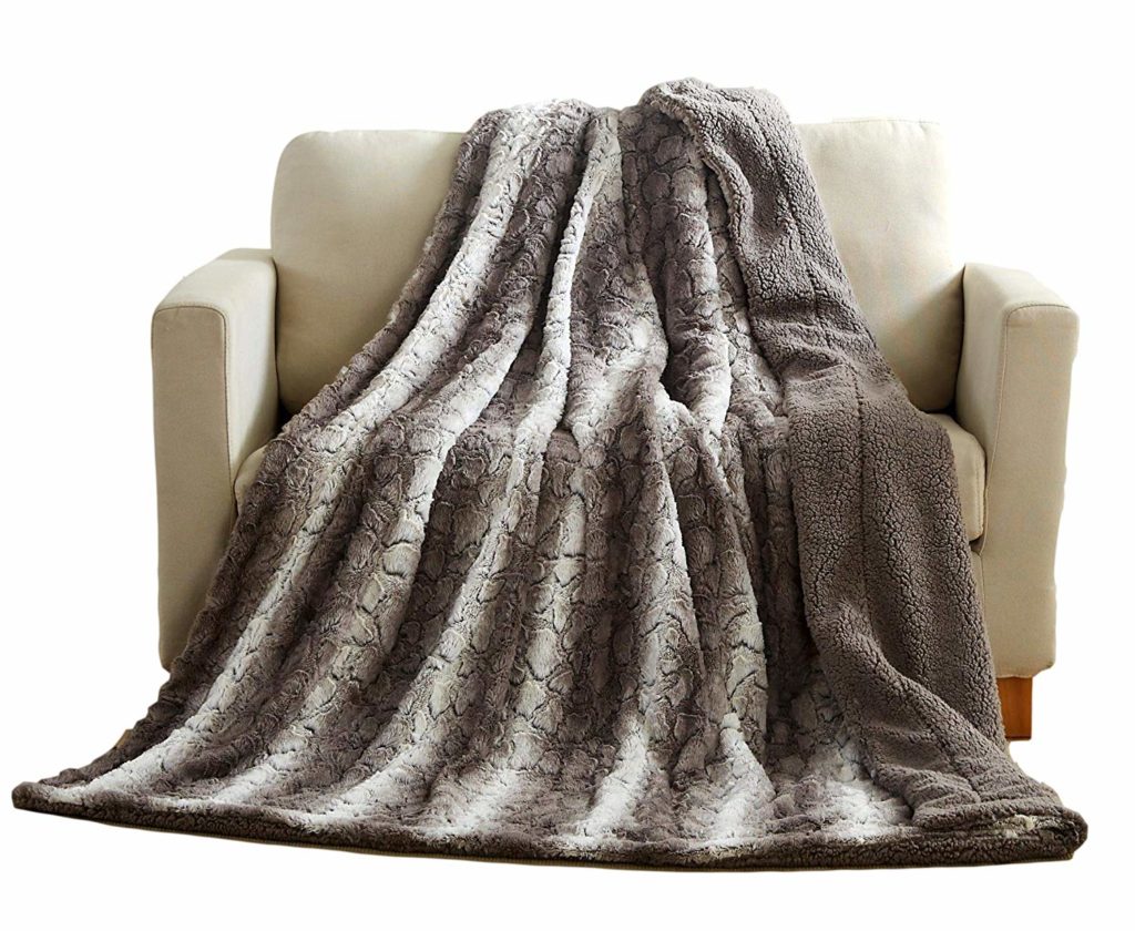 15 Super Comfy Blankets That Will Keep You Warm And Cozy. These are all the best blankets and throws! Cozy | Fleece | Knitted | Throw | Fuzzy | Knitted blankets. 